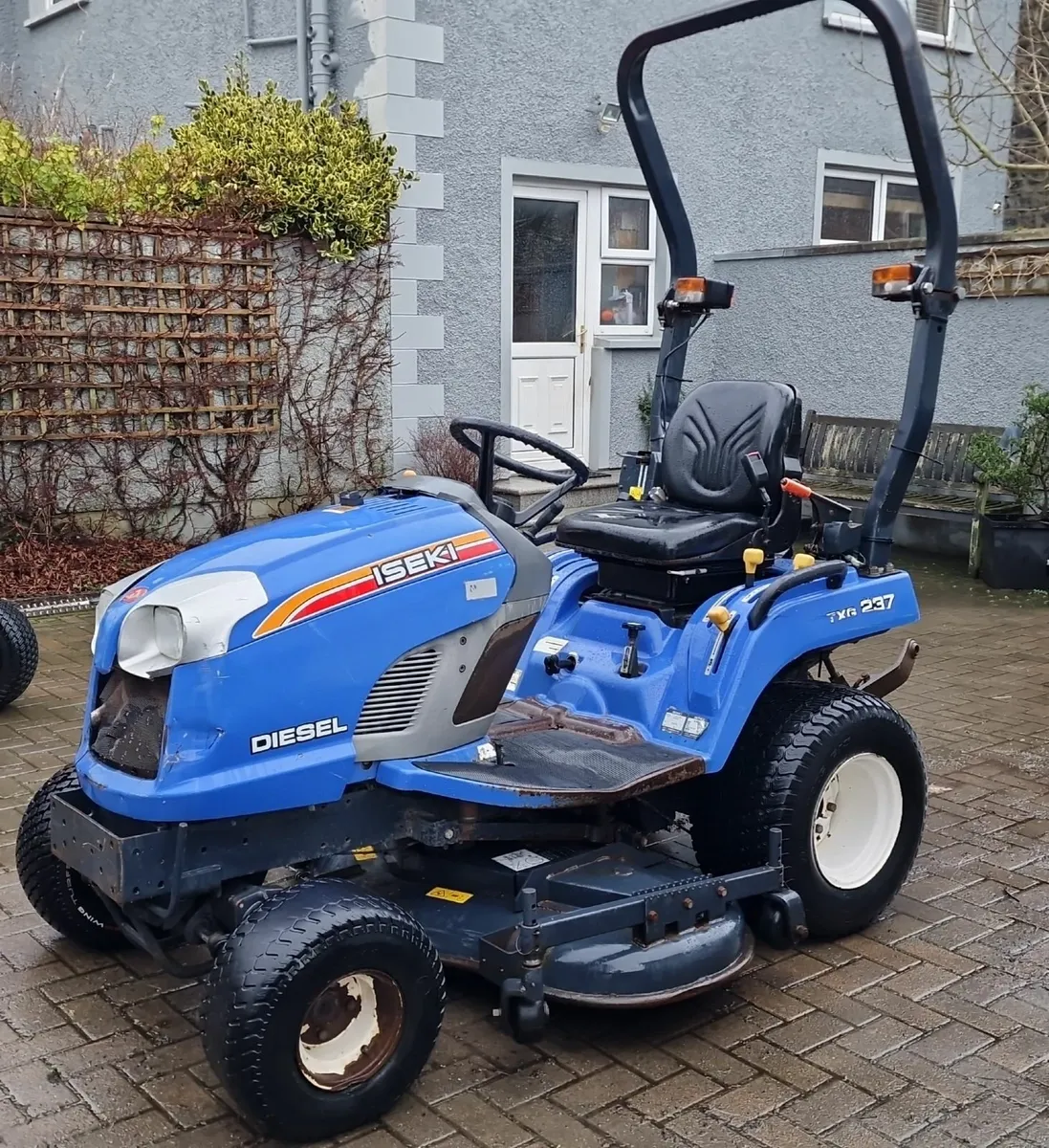 Iseki Compact Tractor Ride on Mower Lawnmower - Image 4