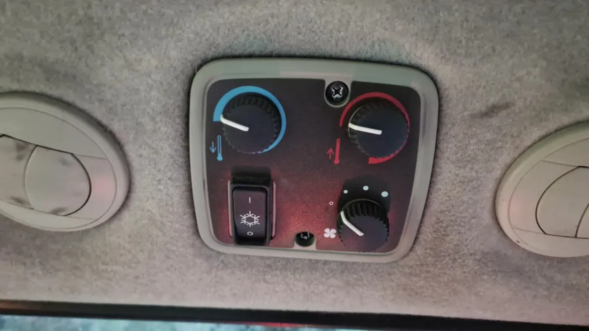 John Deere 4320 50hp Compact Tractor Loader - Image 3