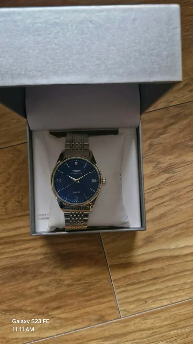 Gianello

Silver Tone Diamond Embellished watch - Image 3