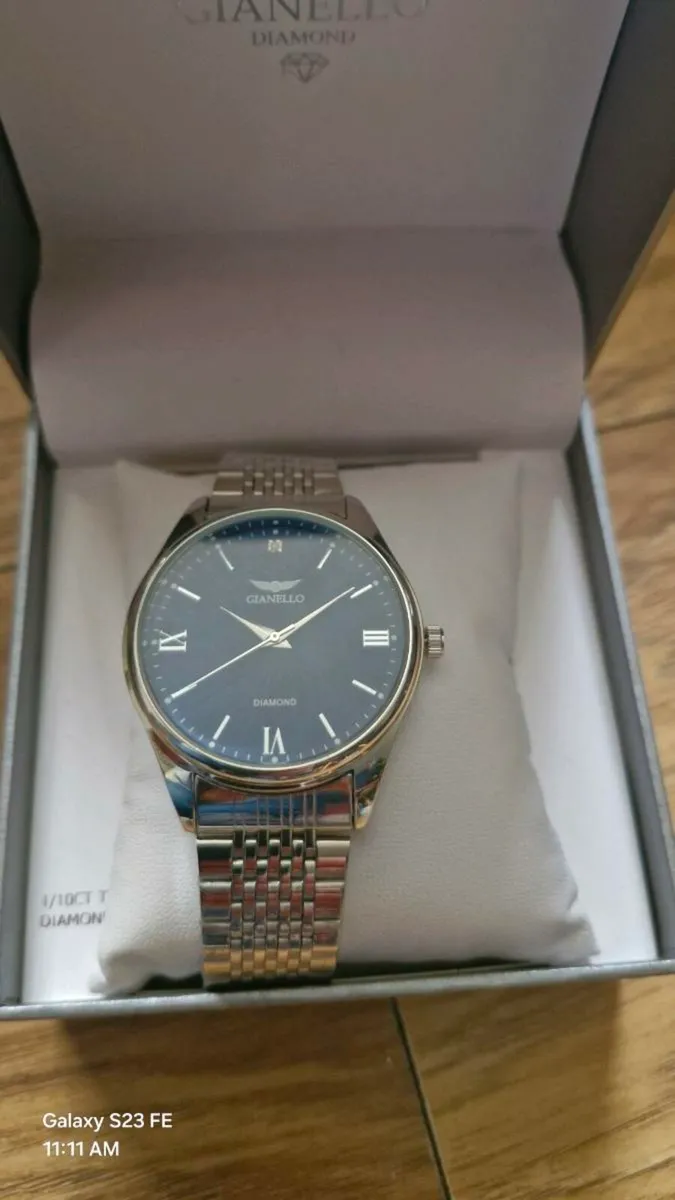 Gianello

Silver Tone Diamond Embellished watch - Image 4