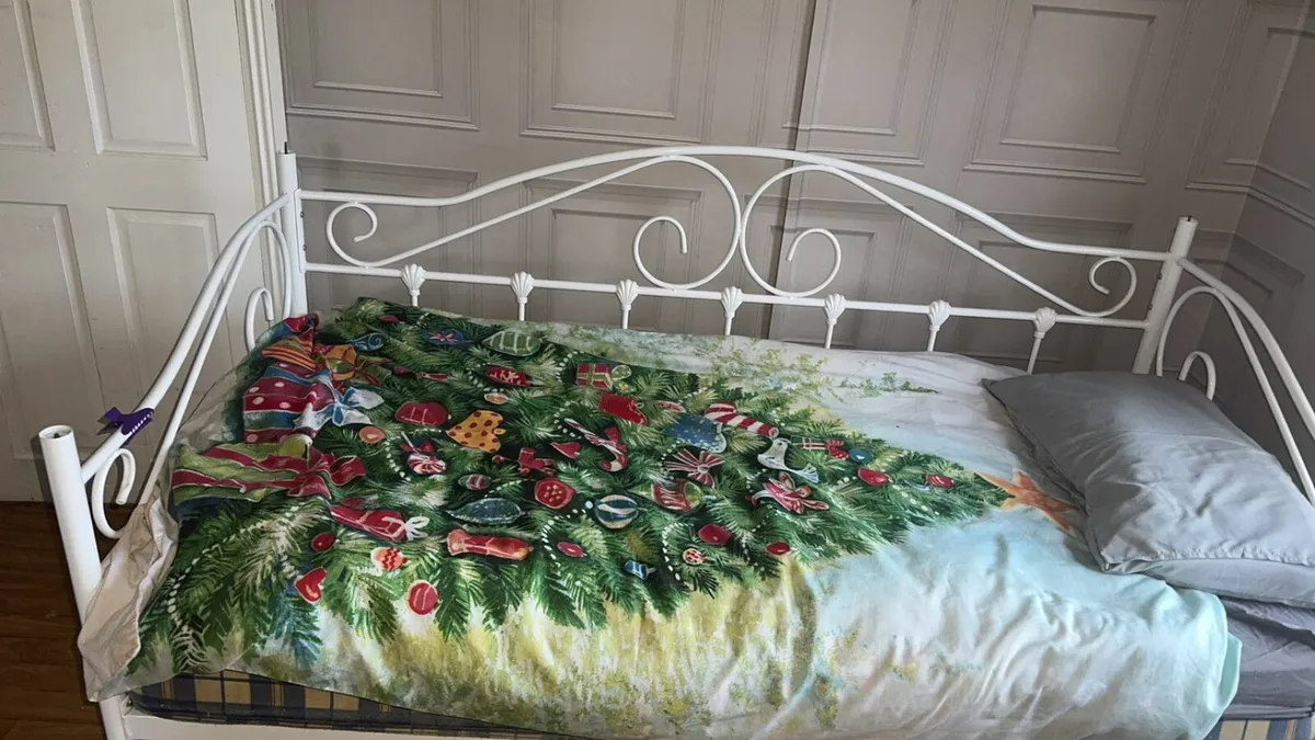 White day bed - Image 1