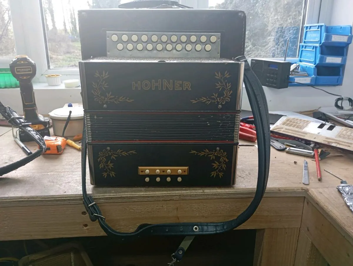 Hohner 3V C#/D 1930's Laurel Leaf Accordion
