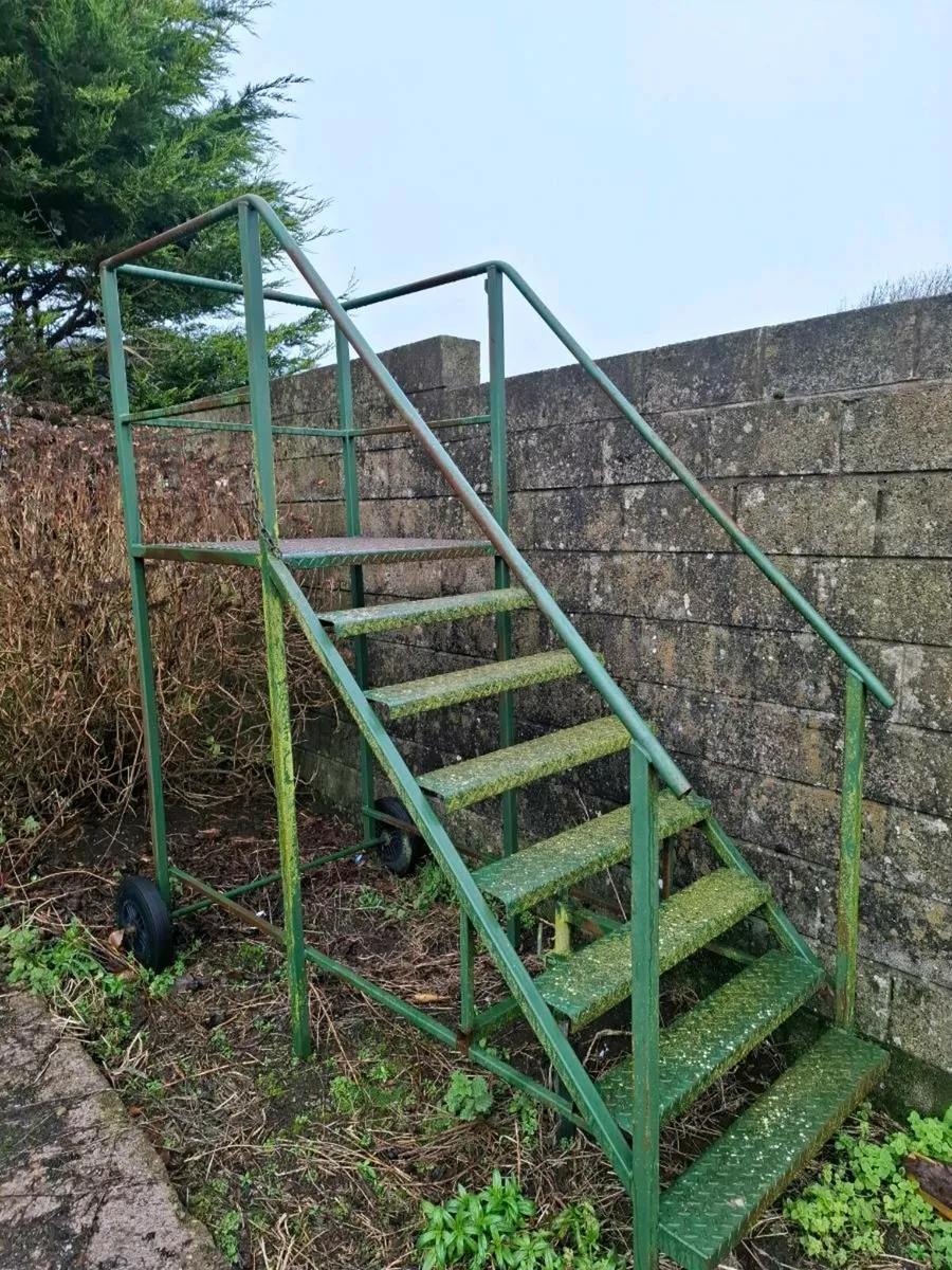 Mobile hedge cutting stand - Image 1