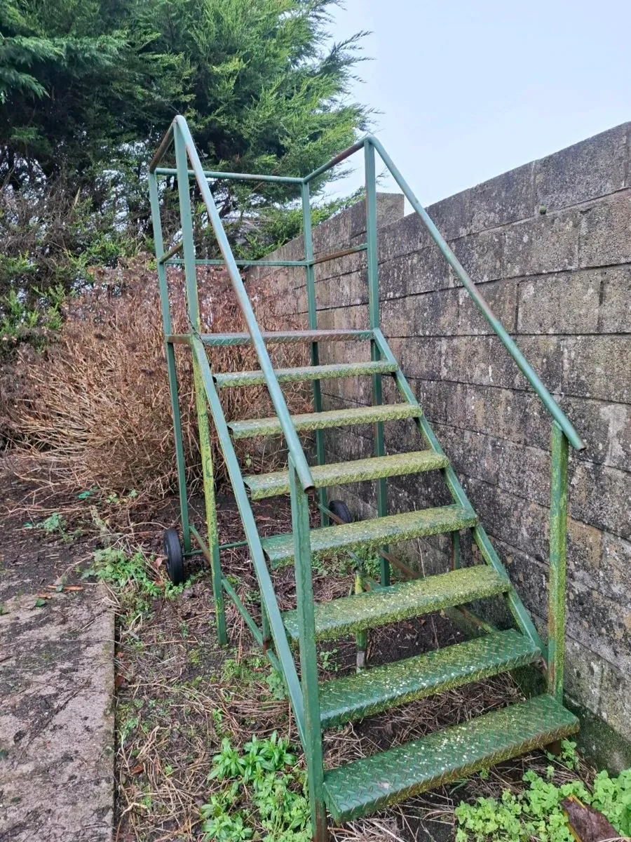 Mobile hedge cutting stand - Image 2