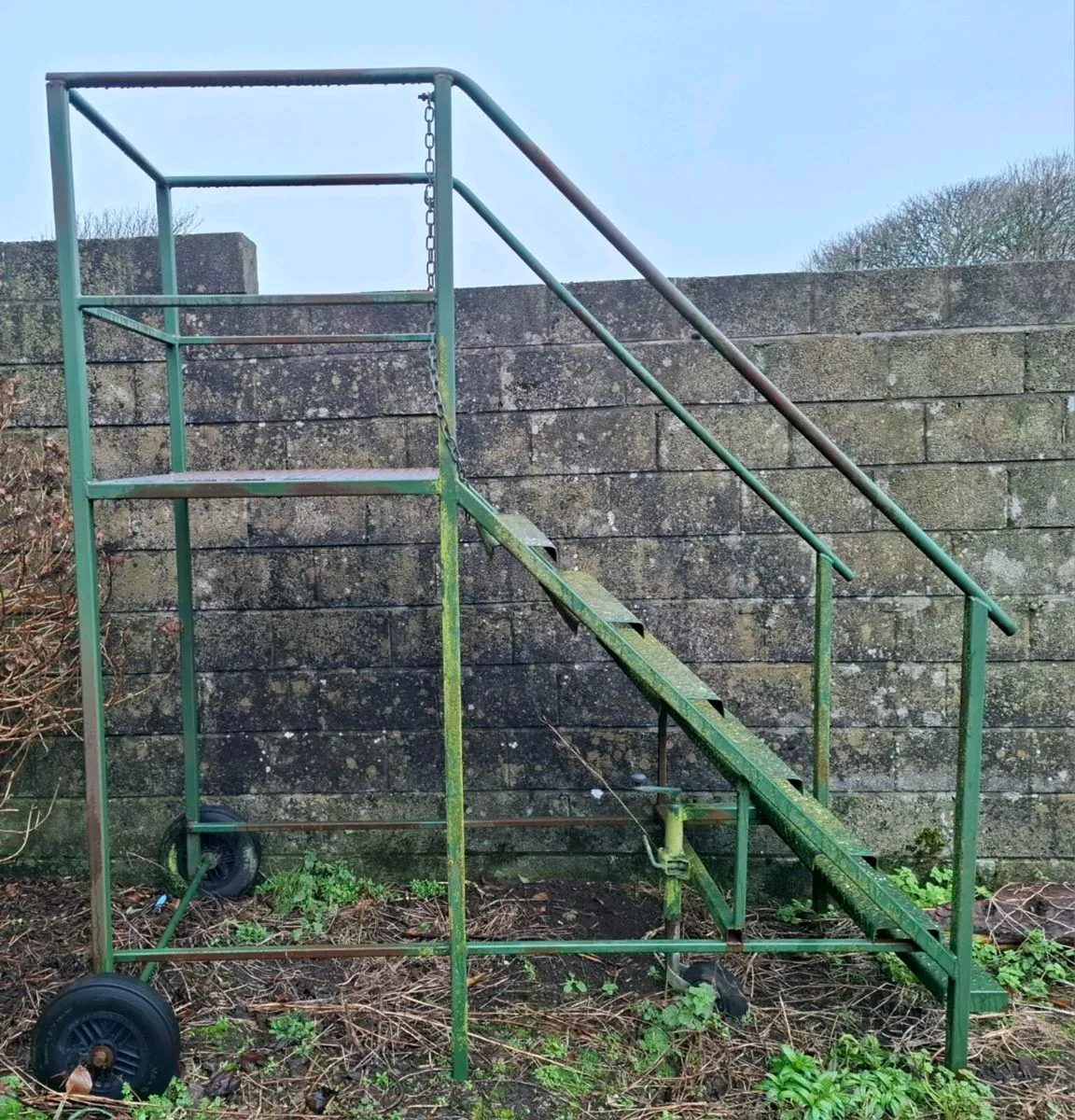 Mobile hedge cutting stand - Image 3