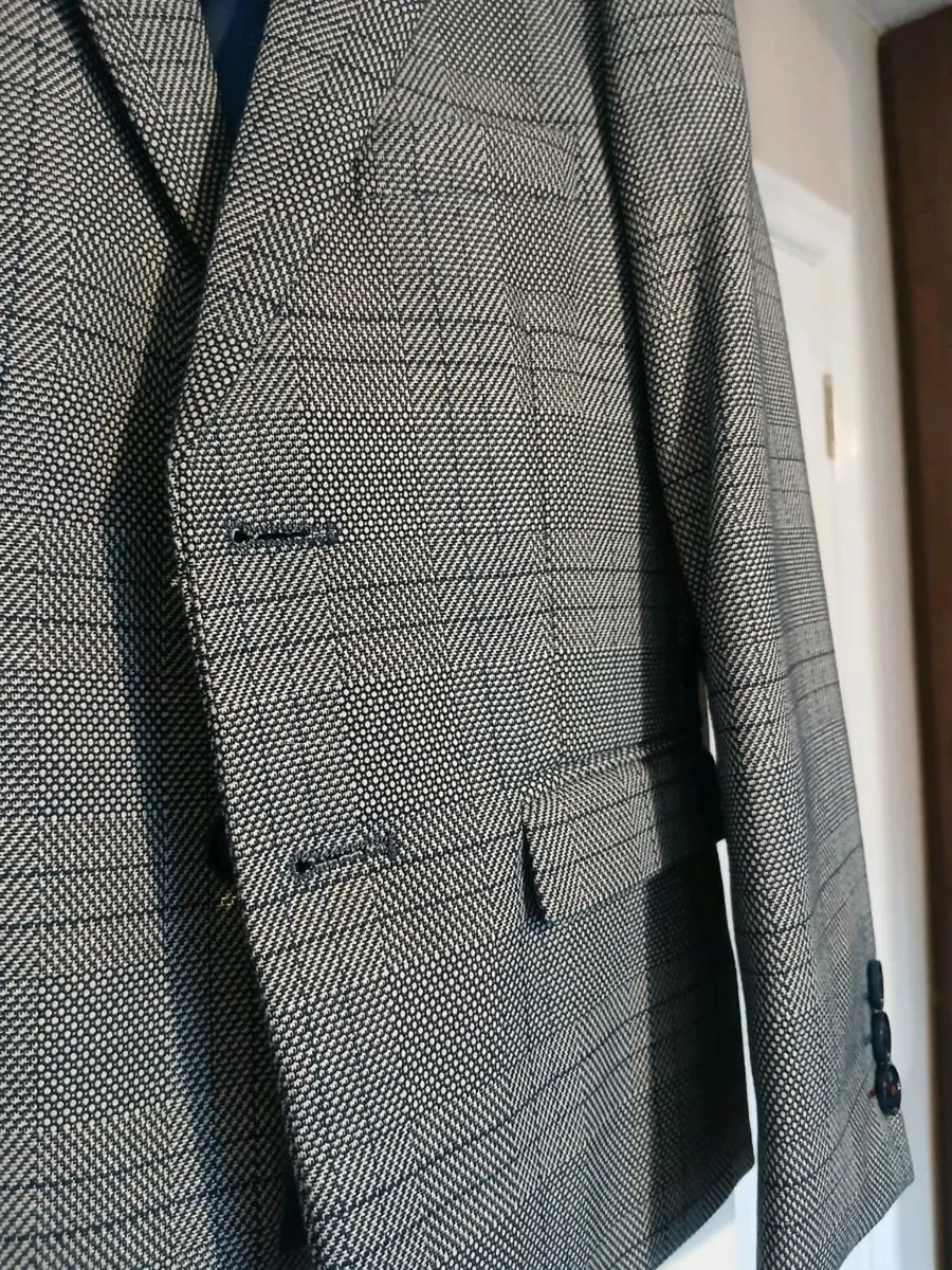 3 piece Jerry Grey suit, Marc Darcy. - Image 3