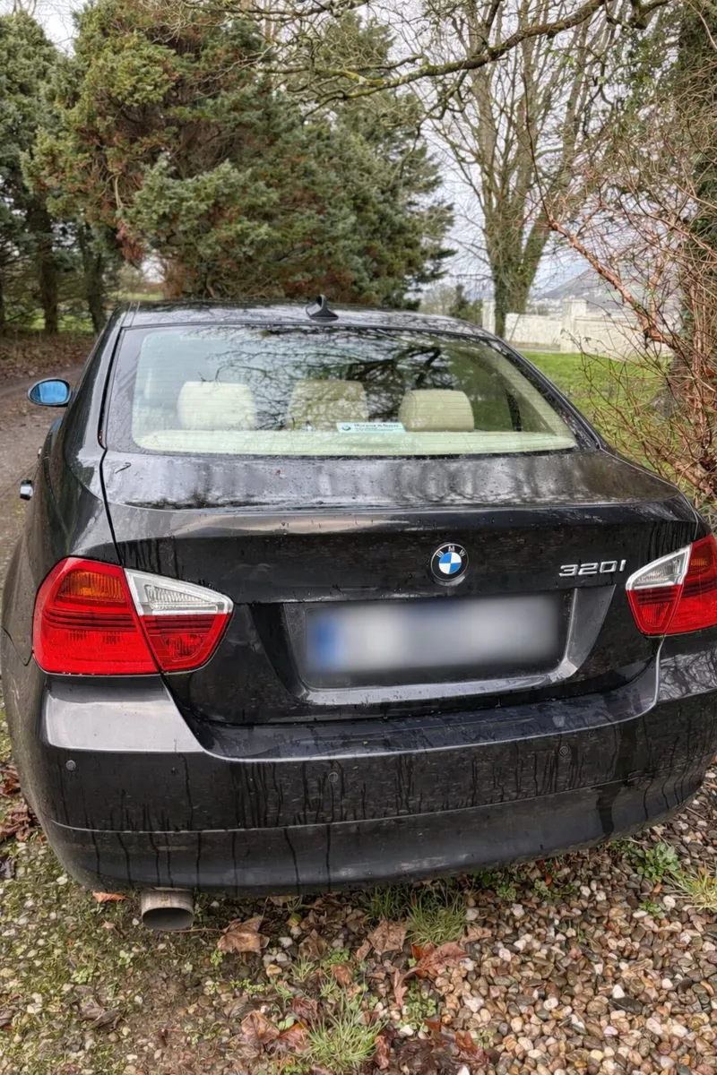 2005 BMW 320i - Image 2