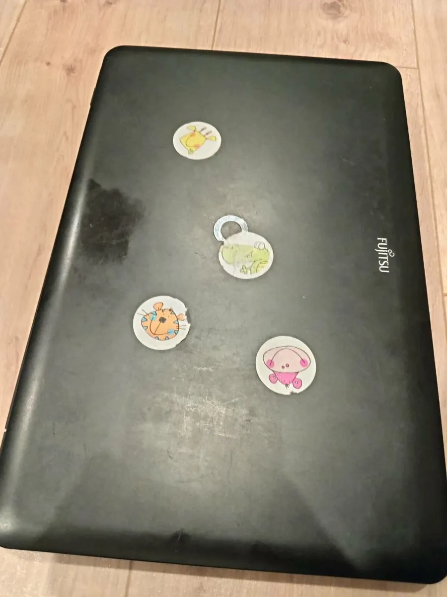 Fujitsu Lifebook AH512 - Image 3