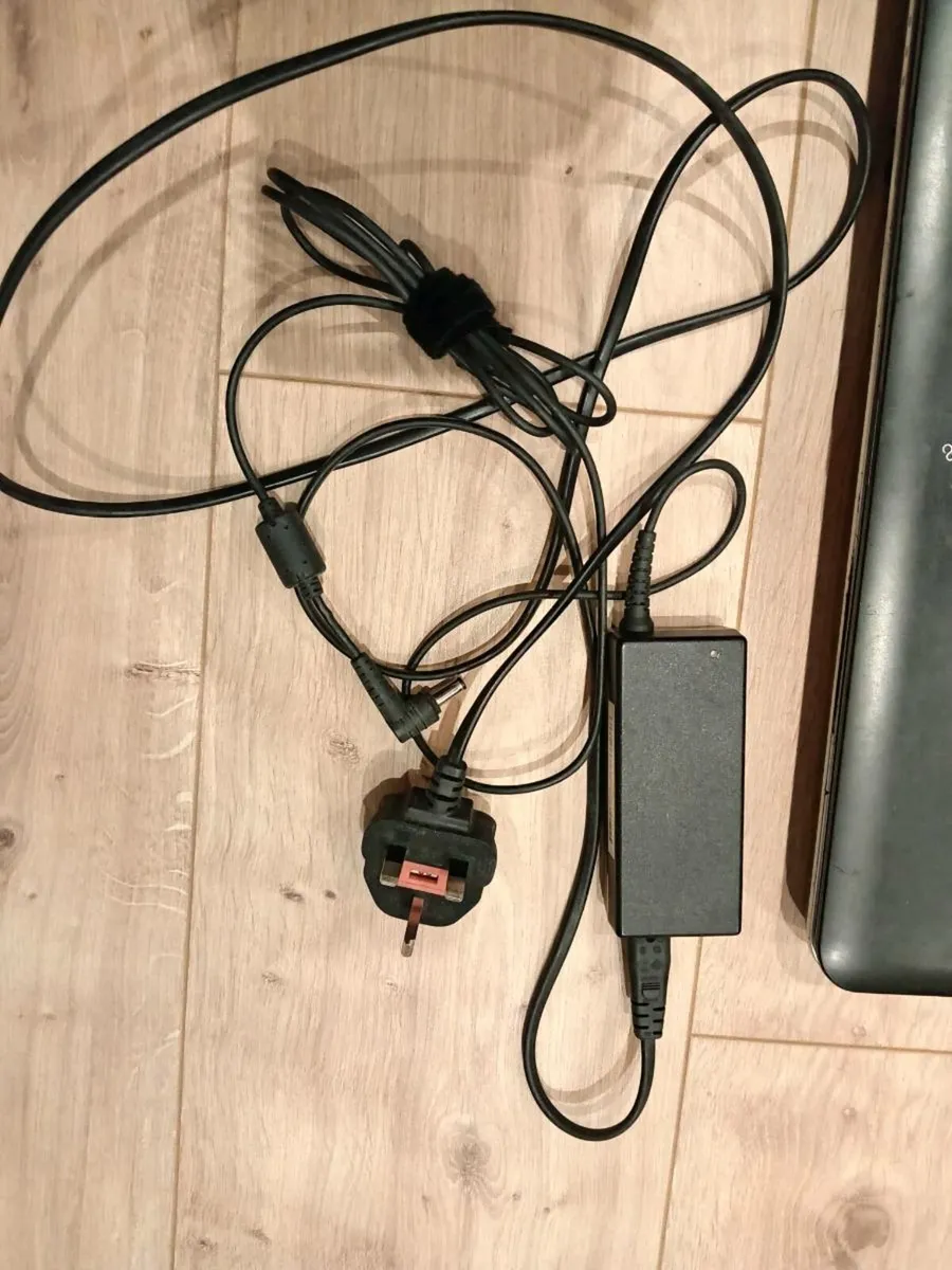 Fujitsu Lifebook AH512 - Image 4