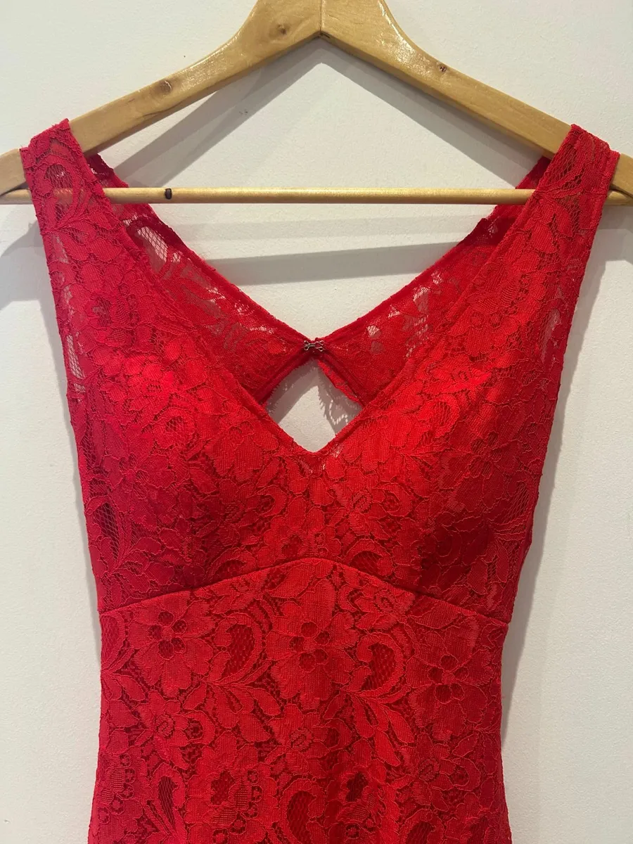 BEAUTIFUL FULL LENGTH LACE RED DRESS - Image 4