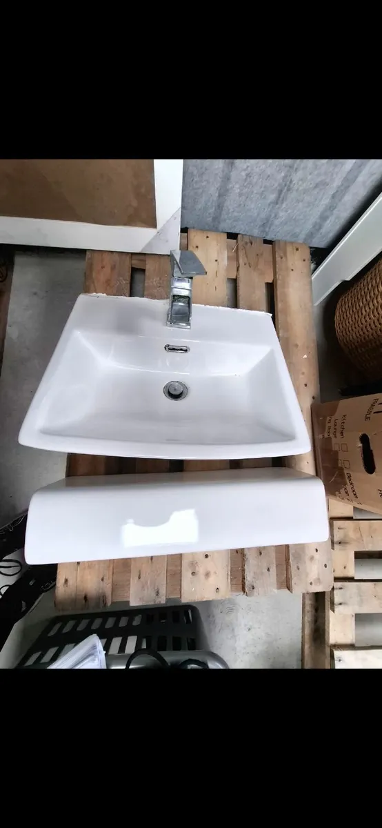 Bathroom Shower doors  x 2and sinks x2 toilets x1 - Image 2