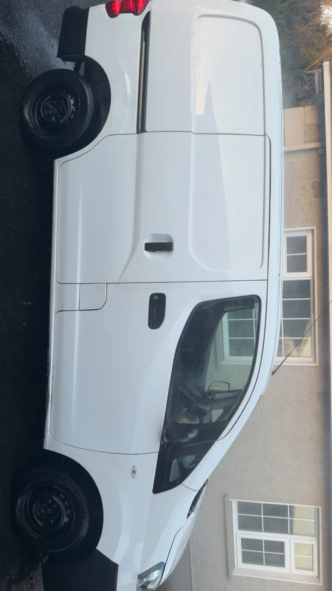 2015 Nissan nv 200 - Image 2