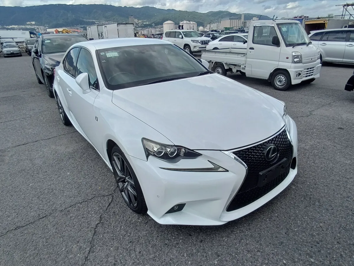 Lexus is300h F SPORT 2015 - Image 1