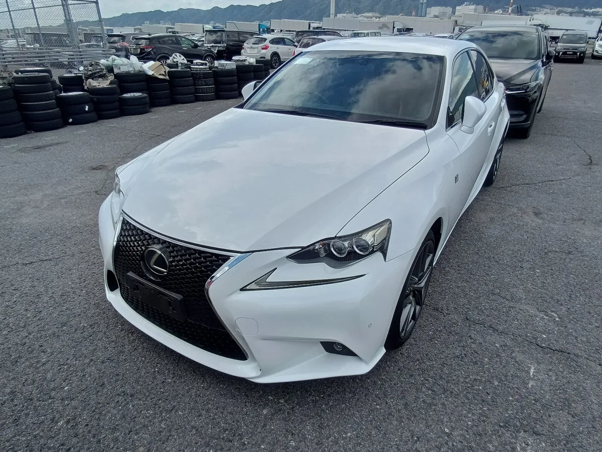 Lexus is300h F SPORT 2015 - Image 2