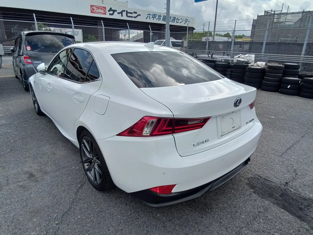 Lexus is300h F SPORT 2015 - Image 4