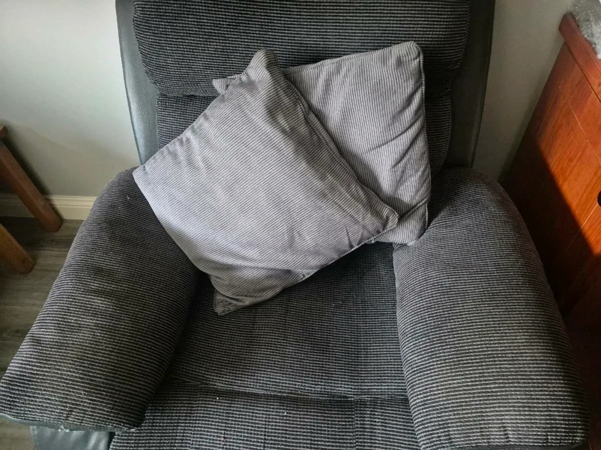 Reclining sofa and matching chair set - Image 1