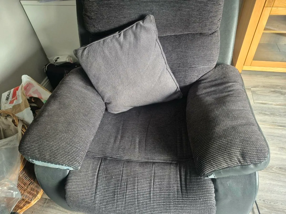 Reclining sofa and matching chair set - Image 3