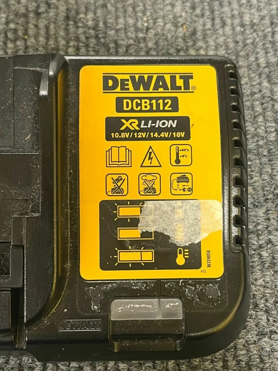 DeWalt Charger DCB112 - Image 2