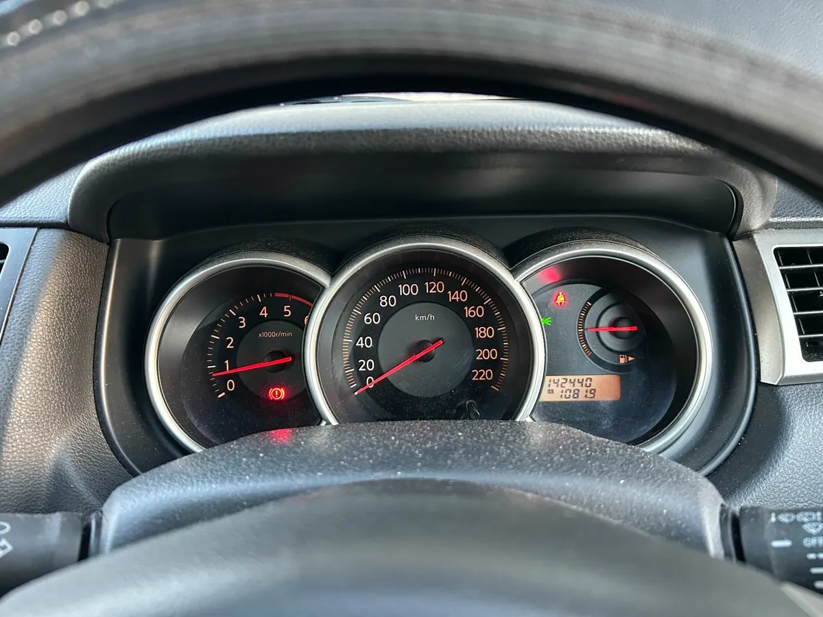 Nissan Tiida 2011 - Image 4