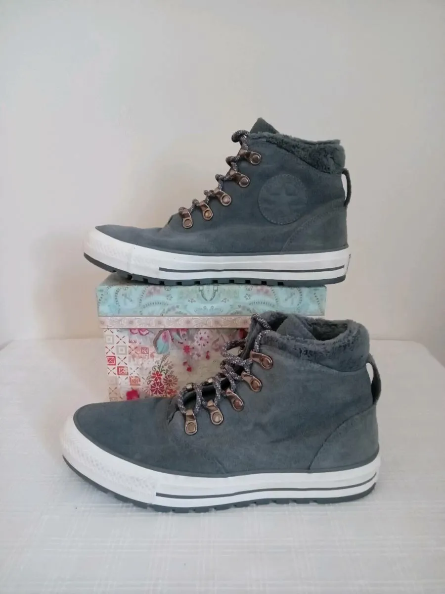 Converse, grey fur-lined. Size 6 - Image 1