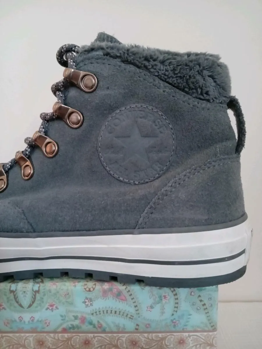 Converse, grey fur-lined. Size 6 - Image 2