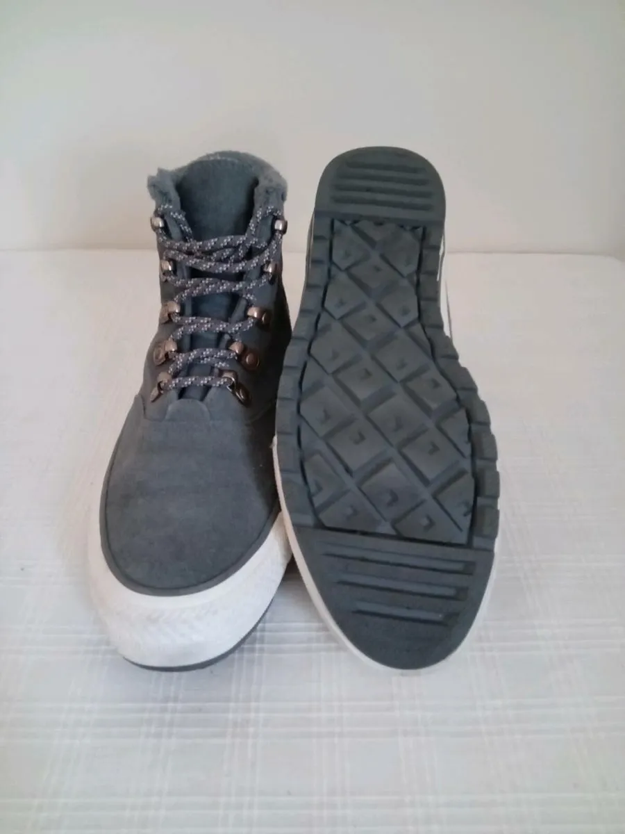 Converse, grey fur-lined. Size 6 - Image 4