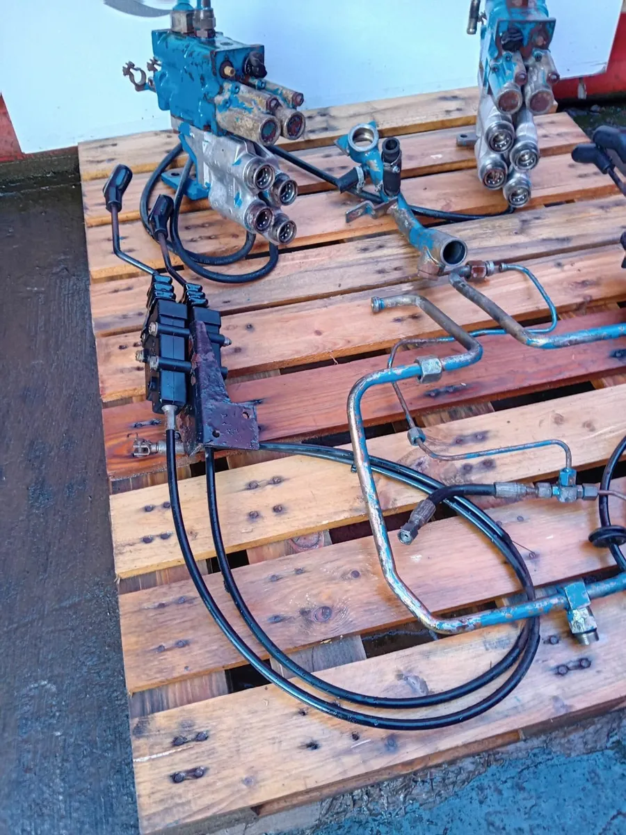 FORD 40 SERIES TWIN DOUBLE AUXILARY SPOOL VALVE KI - Image 2