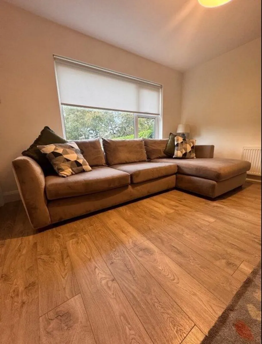 Diamond Furniture - City Sofa - Image 4