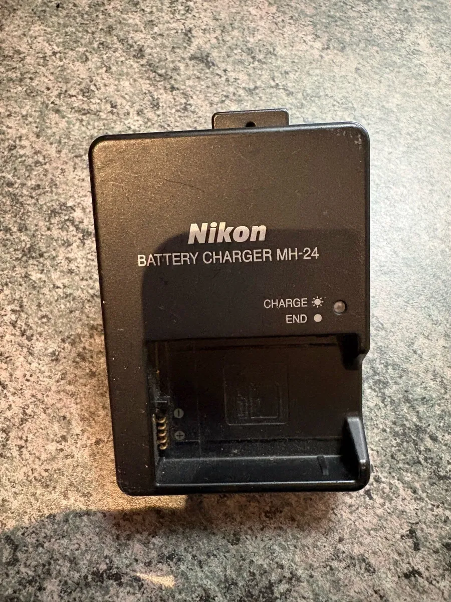 Nikon 3400 Camera with case - Image 3