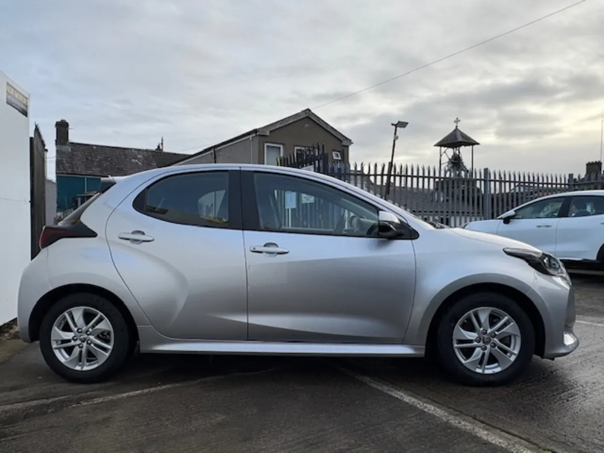 Toyota Yaris 2023 1.5 HYBRID AUTOMATIC - Image 3