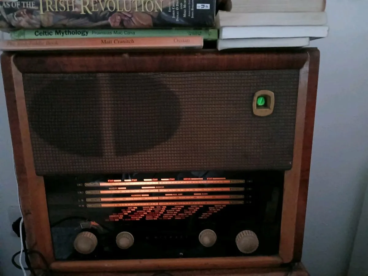 Vintage Radio and record player. - Image 1