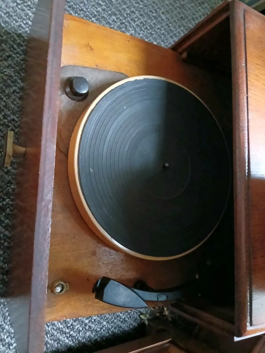 Vintage Radio and record player. - Image 3