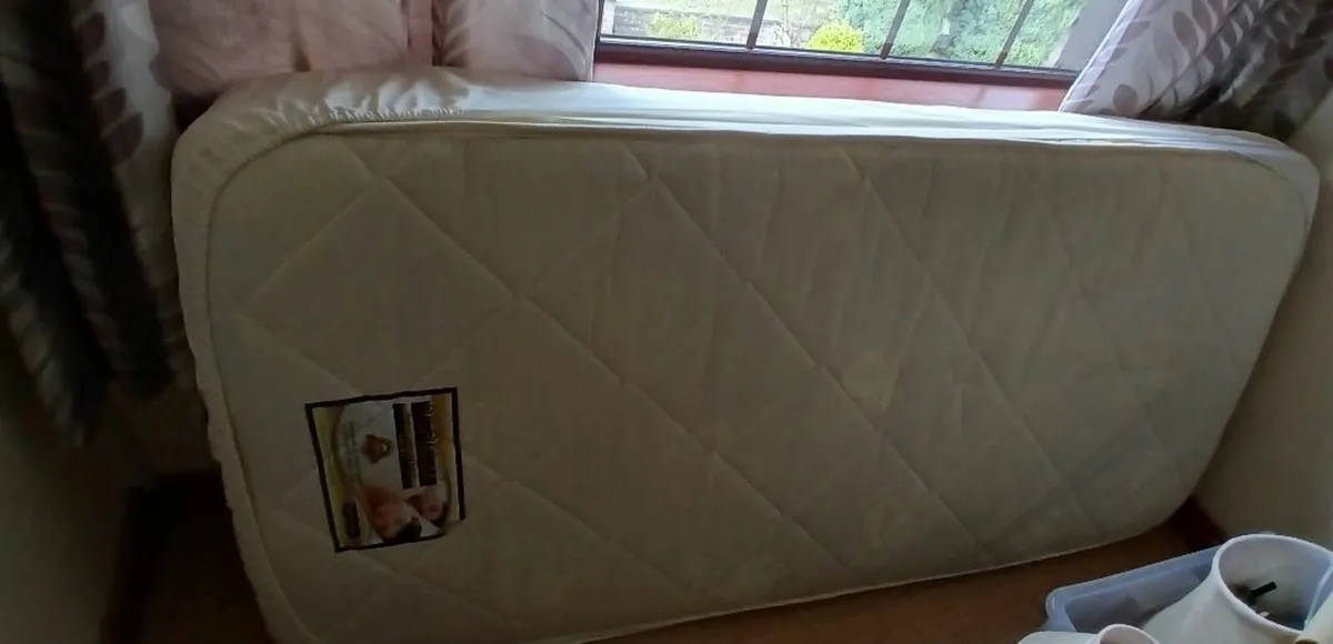 Single matress & wooden headboard - Image 1