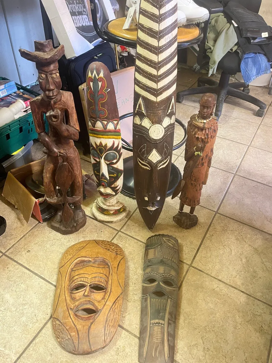 Tribal masks and statues - Image 1