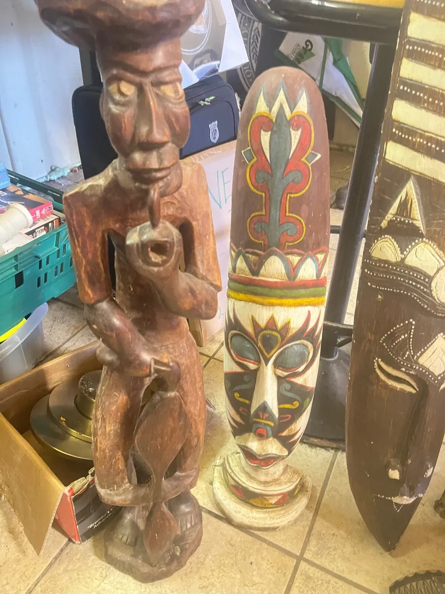 Tribal masks and statues - Image 3