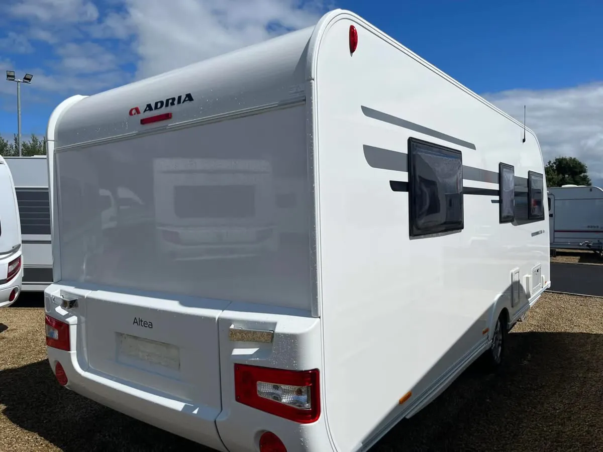 2018 ADRIA ALTEA 552UP TRENT 4/5 BERTH ISLAND BED - Image 3