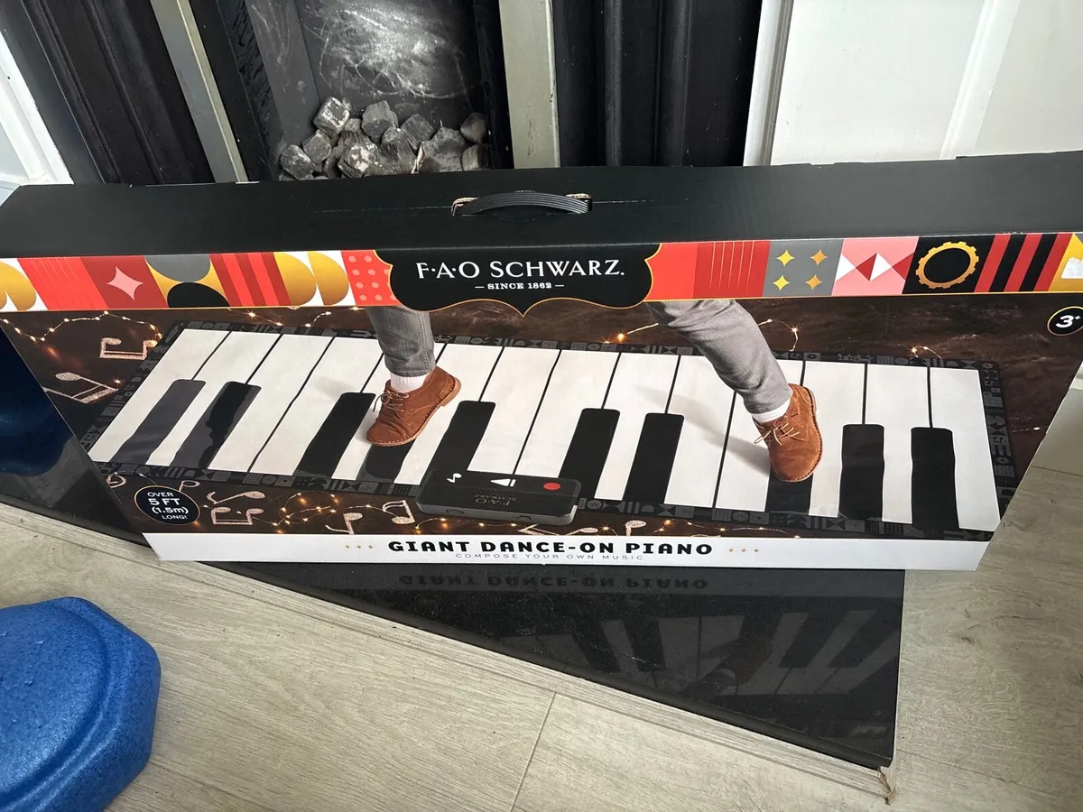 Giant Dance on Piano (FAO Schwartz) - NEW