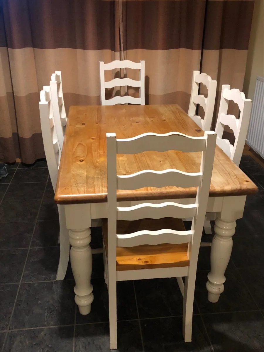 Kitchen table and 6 chairs