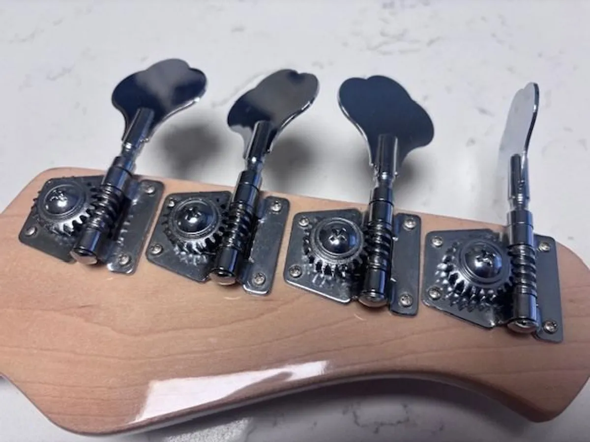 Retrovibe Bass LH - Image 3