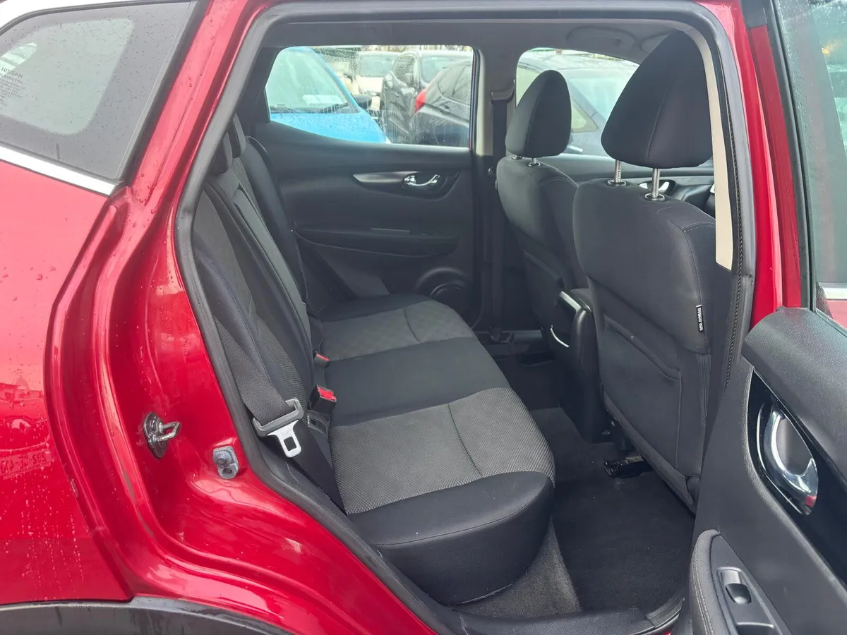 Nissan Qashqai 2015  PETROL  LOW  MILEAGE - Image 4
