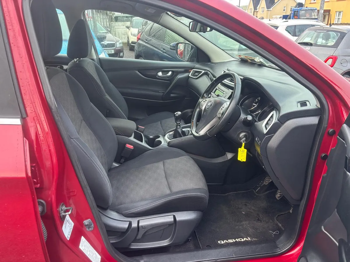 Nissan Qashqai 2015  PETROL  LOW  MILEAGE - Image 3