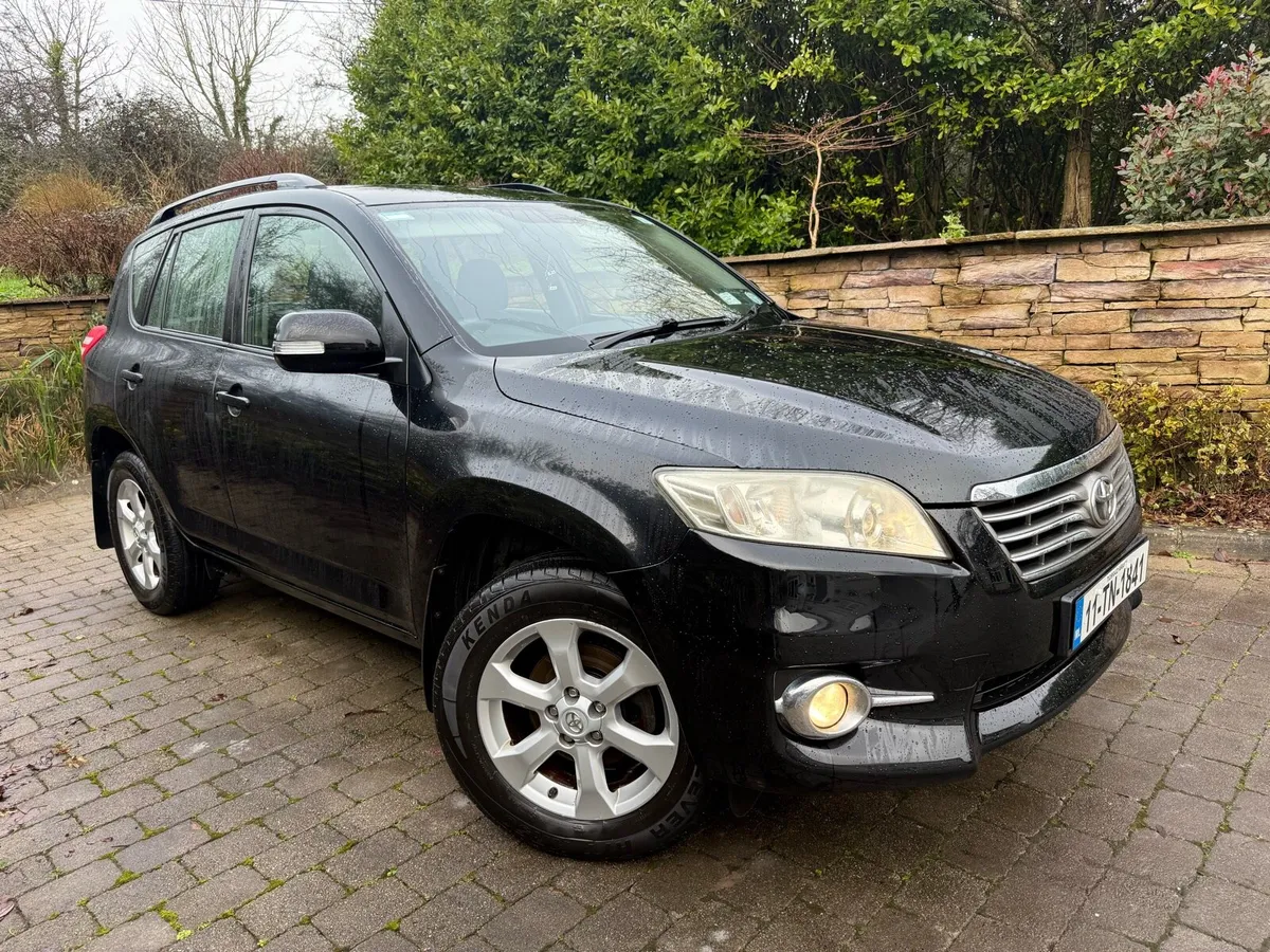 2011 Toyota Rav4 4 WHEEL DRIVE - Image 1