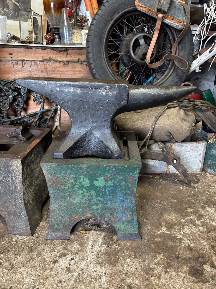 Big Anvil an stand - Image 1