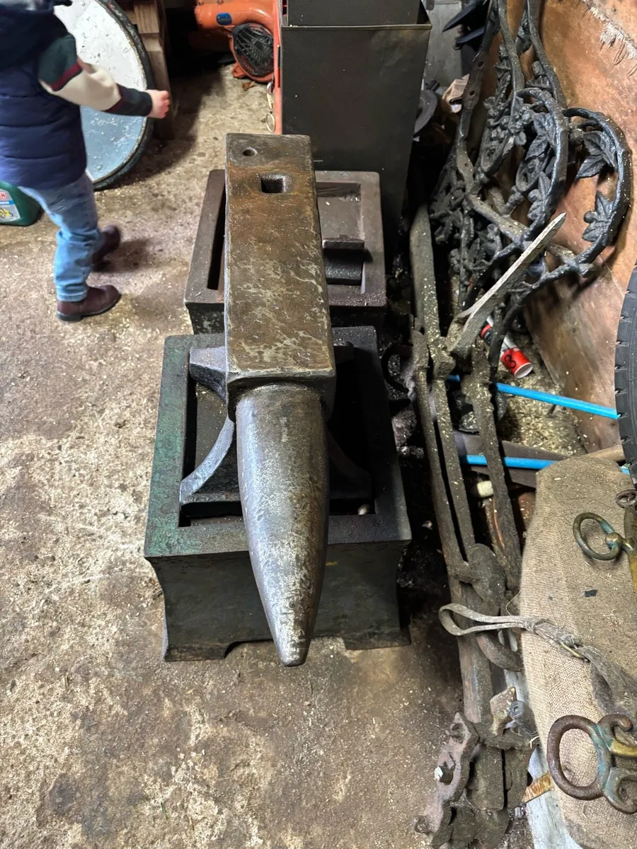 Big Anvil an stand - Image 2