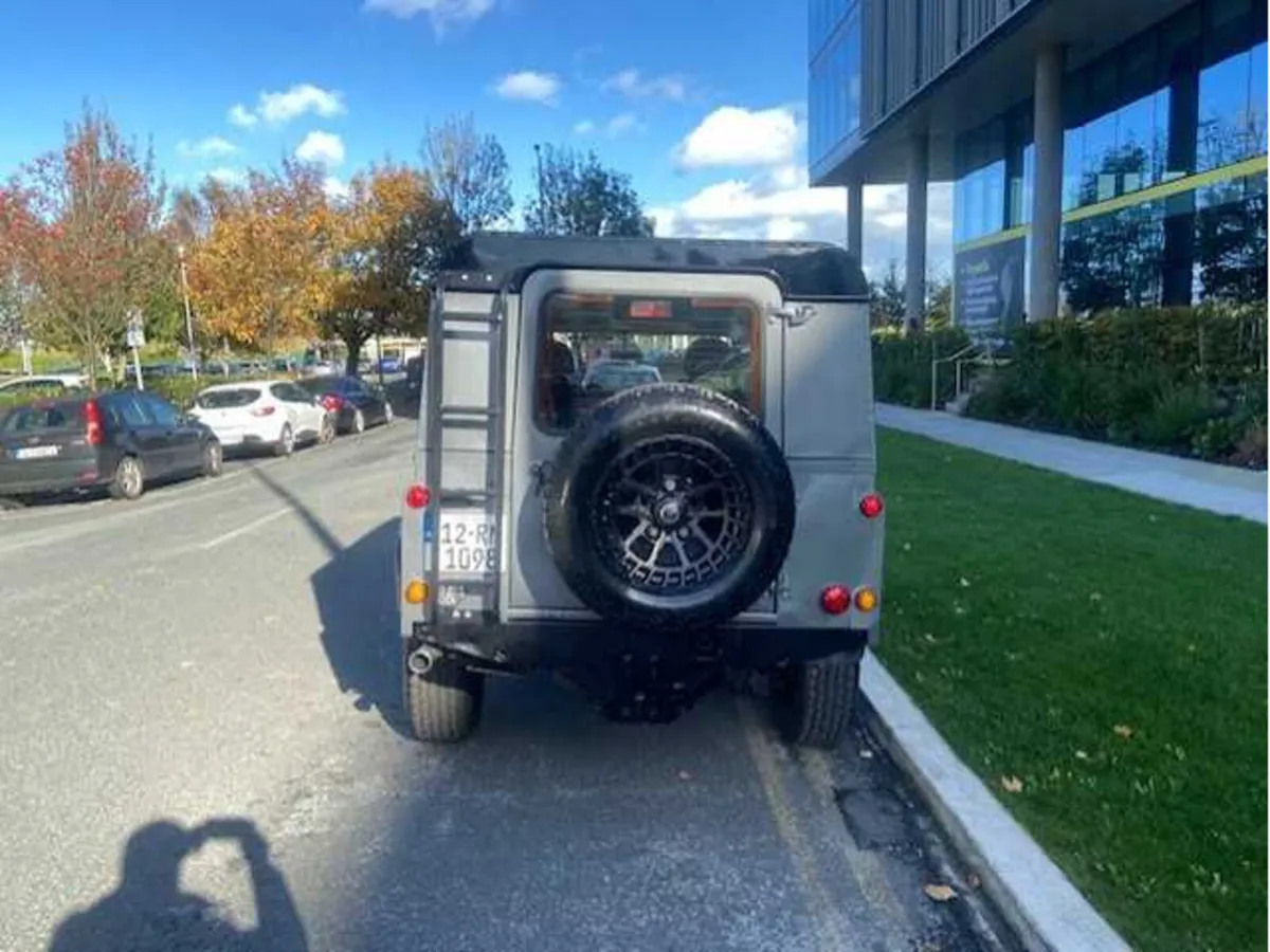 Land Rover Defender 110 3DR 2.5 300 TDI 3DR - Image 3