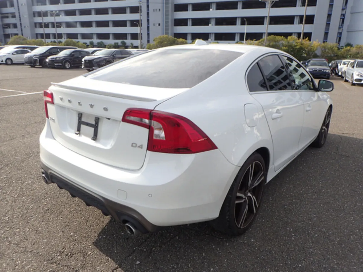 Volvo S60 2.0 D4 R DESIGN PLUS DIESEL AUTOMATIC // - Image 4