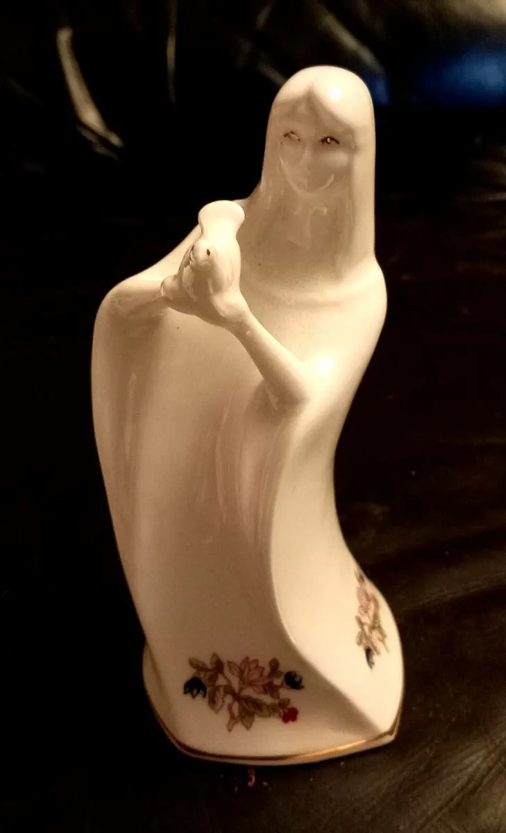 Two Royal Tara Figurines - Image 2