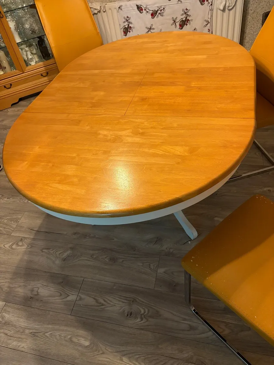 Table and chairs - Image 2