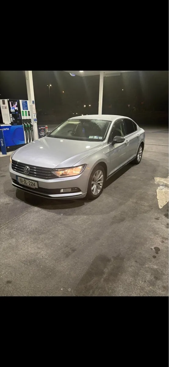 2015 Volkswagen Passat - Image 2