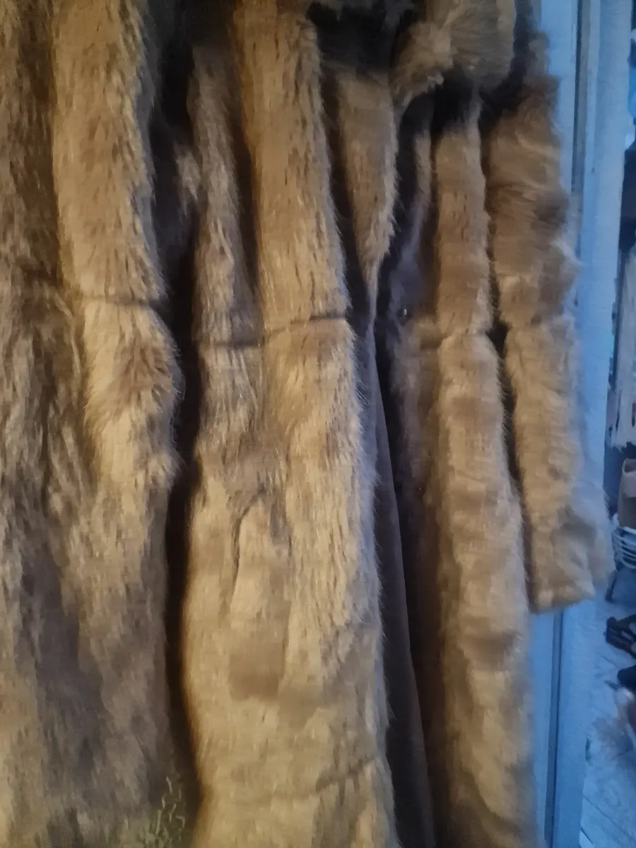 Ladies fur coat . - Image 4